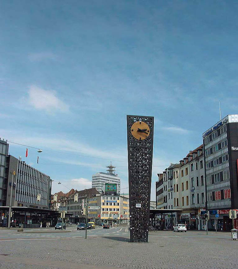 Der Jahnplatz in Bielefeld mit der Alcina-Uhr im Vordergrund.
